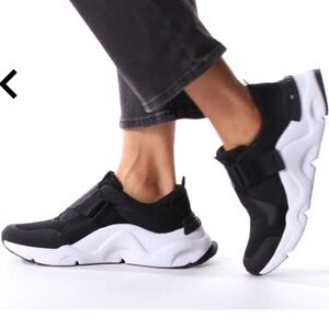 SOREL Women's Kinetic RNEGD strap shoes - Black and White